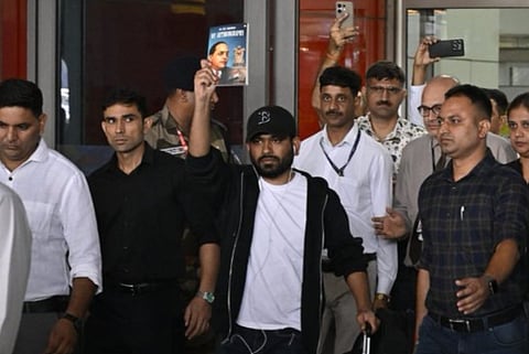 कॉकरोच जनता पार्टी के संस्थापक अभिजीत दीपके 6 जून को जब दिल्ली एयरपोर्ट से बाहर निकले तो उनके हाथों में बाबा साहब की एक किताब थी।