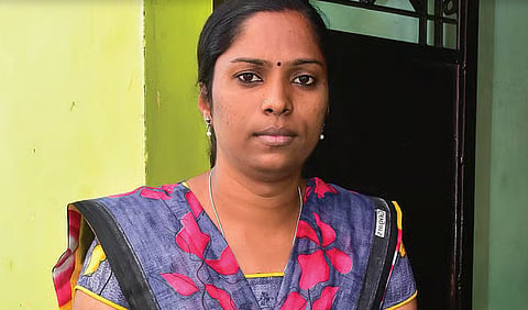 2021 में निराशा के चरम पर पहुंचकर आराधना ने तेनी कलेक्टर कार्यालय में यूथेनेसिया की एक अर्जी दी। 