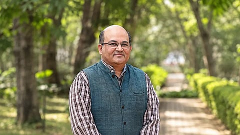 विवाद आईआईएम-बेंगलुरु में प्रोफेसर कृष्णन के निदेशक कार्यकाल के दौरान घटी  घटना से जुड़ा है। अनुसूचित जाति से आने वाले एसोसिएट प्रोफेसर गोपाल दास ने संस्थान के खिलाफ 2024 में  जातिगत अपमान, बहिष्कार, अवसरों से वंचित करने और उत्पीड़न की शिकायत दर्ज कराई थी।
