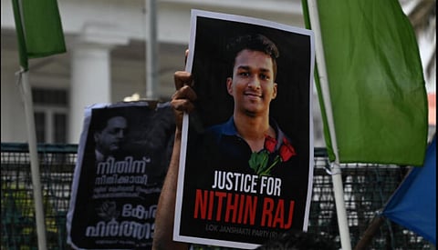 23 वर्षीय नितिन राज कन्नूर के अंजरकंडी डेंटल कॉलेज में बीडीएस प्रथम वर्ष के छात्र थे, 10 अप्रैल की दोपहर कॉलेज परिसर में  उसे गंभीर रूप से घायल अवस्था में पाया गया, होस्पीटल में उसने दम तोड़ दिया ।
