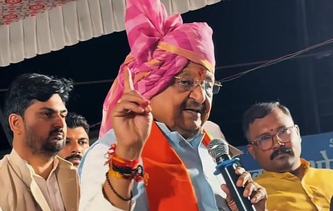  इंदौर में सड़क निर्माण के शिलान्यास कार्यक्रम में बोलते हुए उन्होंने कहा कि जो लोग उन्हें 'काफिर' कहते हैं, वे भाजपा सरकार द्वारा बनाई गई सड़कों का उपयोग न करें और लाडली बहना-लाडली लक्ष्मी योजना का लाभ न लें।
