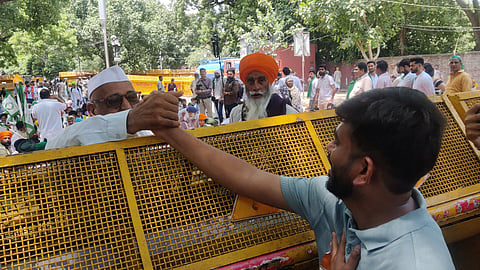 आंदोलन को किसानों का समर्थन मिलने से प्रदर्शनकारियों का मनोबल बढ़ा है। किसान नेताओं से हाथ मिलाते हुए cjp फाउंडर अभिजीत दीपके 