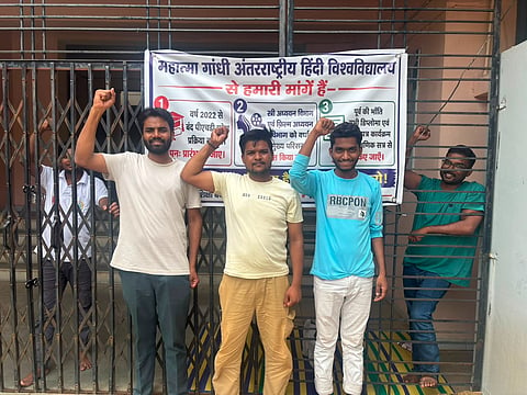 अनशन पर बैठे स्टूडेंट्स 