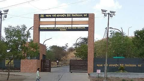 विश्वविद्यालय में पिछले वर्षों में वीसी नियुक्ति, छात्र निष्कासन, वित्तीय अनियमितताओं के आरोप और प्रशासनिक अस्थिरता के कारण पीएचडी प्रवेश लंबे समय से प्रभावित रही।