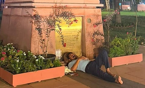 चंद्रशेखर आजाद बाबा साहेब की प्रतिमा के नीचे धरने पर