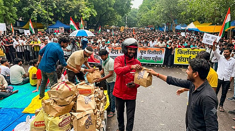 देशभर में अपने अपने घरों पर बैठे लोग जोमेटो, स्विगी पर खाना ऑर्डर करके जंतर मंतर पर प्रदर्शनकारी छात्रों के लिए पहुंचवा रहे हैं। 