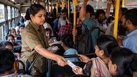 महिला कंडक्टरों को रोज़ाना 8 से 16 घंटे तक लगातार ड्यूटी करनी पड़ती है। भीड़भाड़ वाली बसों में लगातार चलकर टिकट जारी करना और किराया वसूलना उनके काम का हिस्सा है। मासिक धर्म के दौरान यह कार्य और भी कठिन हो जाता है।