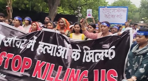 जंतर मंतर पर सीवर-सेप्टिक तनकों में हो रहे हादसों को लेकर आक्रोश जाहिर करने हुए लोग।