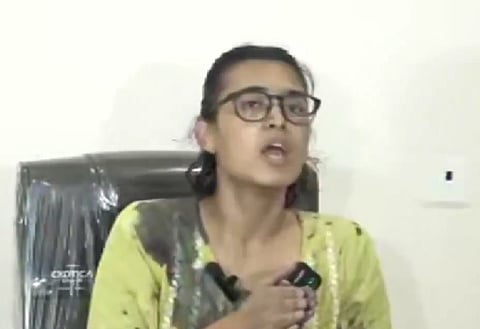 नेहा ने कहा कि जो लोग छात्रों के साथ खड़े होने का दावा करते हैं, वही छात्रों की मांगों को लेकर विधानसभा मार्च कर रहे युवकों पर स्याही फेंक रहे हैं।  