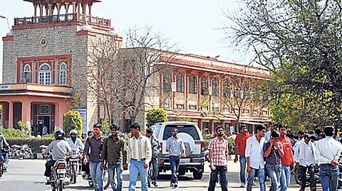 रांका ने पांच शैक्षणिक वर्षों (2021-22 से 2025-26) तक रीवैल्यूएशन के लिए छात्रों से वसूली गई फीस से जुड़ी जानकारी मांगी थी। 