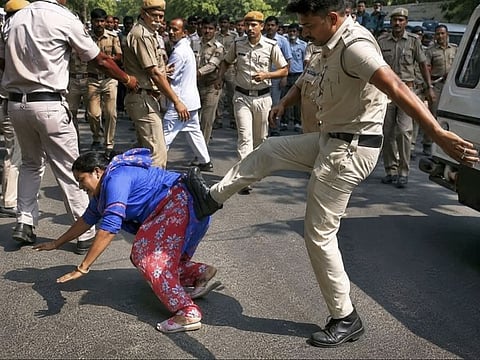 वायरल वीडियो के बाद मांग यह है कि हरियाणा सरकार और पुलिस प्रशासन वीडियो का स्वतः संज्ञान लें, निष्पक्ष जांच कराएं और अगर कोई पुलिसकर्मी महिला के साथ मारपीट का दोषी पाया जाए तो उसके खिलाफ कार्रवाई हो।