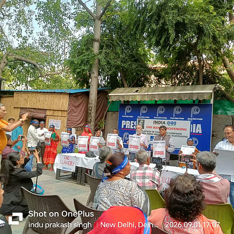 जस्टिस सुधांशु धूलिया ने चौंकाने वाली बात कही कि 40 से अधिक जिलों में आज भी मैला प्रथा और सूखे शौचालय मौजूद हैं। महिलाओं की आपबीती सुनकर उन्होंने कहा कि हर भारतीय को ऐसा महसूस होना चाहिए जैसे वह खुद अपने सिर पर मैला ढो रहा हो। 