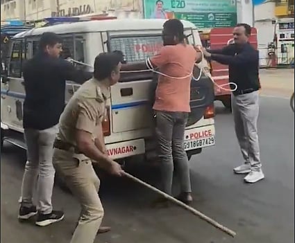 हत्या के आरोपी फैजल उर्फ खटकी लखानी को पुलिस ने उसी घटनास्थल पर ले जाकर रस्सी से बांधा और सार्वजनिक रूप से लाठियों से पीटा।