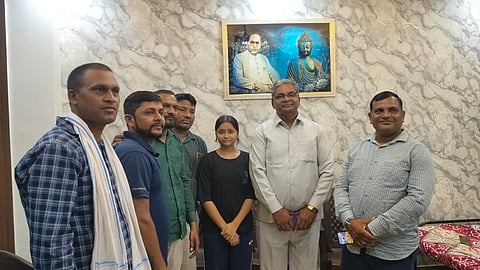 निशु के घर पर पथराव की सूचना के बाद आज़ाद समाज पार्टी के कार्यकर्ता उससे मिलने घर पहुंचे