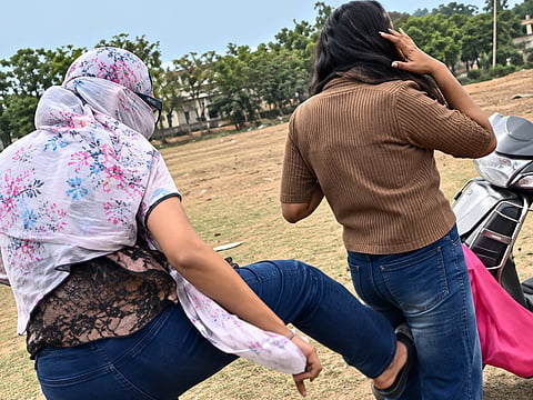 सतना में छात्रा की बेरहमी से पिटाई, वीडियो वायरल; रिलेशनशिप से इनकार करने पर सहेलियों ने बनाया निशाना
