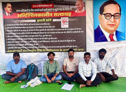 आंदोलनरत छात्रों का कहना है कि विश्वविद्यालय में बुनियादी शैक्षणिक एवं छात्रहित से जुड़ी सुविधाओं और अधिकारों की मांग उठाने के कारण उनके साथ लगातार भेदभाव एवं उत्पीड़न किया जा रहा है।