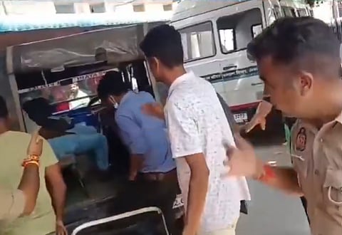 परिजनों ने पुलिस हिरासत में पूछताछ के दौरान पिटाई से मौत होने का आरोप लगाया है।