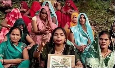 MP: सीधी में सड़क के लिए फिर तेज हुआ आंदोलन! एंबुलेंस गांव से 3 किमी पहले रुकी, घर पर हुआ प्रसव
