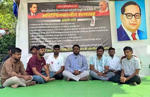 10 सितंबर को विश्वविद्यालय प्रशासन को 15 दिन का चेतावनी नोटिस दिया था। छात्रों के अनुसार समयसीमा पूरी हो चुकी है, लेकिन छह दलित-ओबीसी छात्रों के खिलाफ दर्ज एफआईआर वापस लेने और विश्वविद्यालय परिसर में लगाए गए प्रवेश प्रतिबंध को हटाने सहित प्रमुख मांगों पर अब तक कोई ठोस और लिखित निर्णय नहीं लिया गया है। 