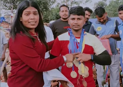 खो-खो खिलाड़ी शिवम नायक भी उन खिलाड़ियों में शामिल हैं, जिन्होंने इसी बस्ती में रहकर खेल की शुरुआत की और विभिन्न प्रतियोगिताओं में झारखंड का प्रतिनिधित्व किया। उनके पदक और प्रमाणपत्र उनकी उपलब्धियों को दर्शाते हैं, लेकिन उनका घर भी तोड़ दिया गया है। 