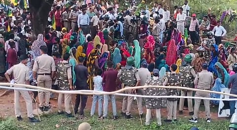 MP: मझगांय बांध आंदोलन के 16वें दिन आधी रात पुलिस पहुंची, आदिवासी प्रदर्शनकारियों ने लगाया मारपीट और अभद्रता का आरोप