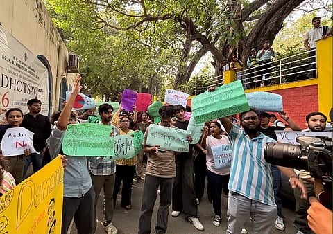 अंबेडकर विश्वविद्यालय दिल्ली के छात्र और पीएच.डी. स्कॉलर्स विश्वविद्यालय प्रशासन के खिलाफ अनिश्चितकालीन धरने पर बैठे हैं।