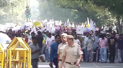 प्रदर्शन के दौरान दिल्ली पुलिस ने 500 से अधिक प्रदर्शनकारियों को हिरासत में लिया।