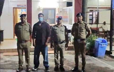 एक स्थानीय कपड़ा व्यापारी ने उन पर धमकाने और जान से मारने की धमकी देने का आरोप लगाया है, जिसके आधार पर पुलिस ने मोहम्मद दीपक को हिरासत में ले लिया है। 