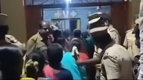 एसपी की मौजूदगी में पुलिस ने मंदिर का ताला तोड़ दिया और अनुसूचित जाति के भक्तों को अंदर ले जाकर पूजा करने की अनुमति दी। इस दौरान पुलिस और स्थानीय लोगों के बीच तीखी बहस भी हुई।