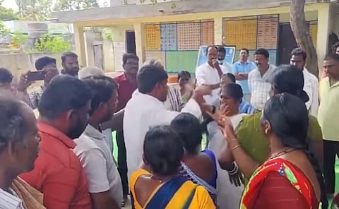 स्थानीय कांग्रेस नेता अमरनाथ गौड़ ने ग्राम पंचायत कार्यालय परिसर में महिला बचत समूह के फंड को लेकर विवाद के दौरान महिला के साथ यह मारपीट, बदसलूकी और गाली गलौज की ।