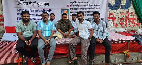 MPSC चेयरमैन के इस्तीफ़े और छात्रों की मांगों को लेकर पुणे में 9 दिनों से सत्याग्रह चल रहा है और 6 प्रतिनिधि पिछले 6 दिनों से आमरण अनशन पर हैं।