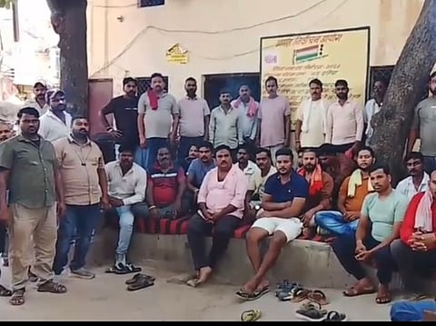 MP: दतिया में सफाई कर्मचारियों की हड़ताल दूसरे दिन भी जारी, नौकरी दिलाने के नाम पर डेढ़-डेढ़ लाख रुपये लेने का आरोप