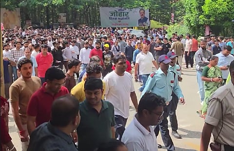 रविवार सुबह छात्रों ने गेट और सड़क जाम कर प्रदर्शन किया.