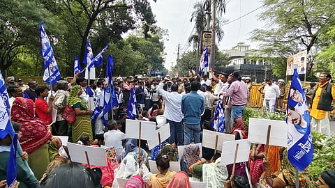 MP: ओबीसी आरक्षण पर ASP का प्रदर्शन, मंत्रियों के बंगलों का घेराव; सरकार को 7 दिन का अल्टीमेटम
