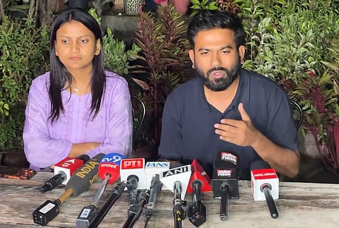 दीपके ने बताया कि उनके वर्तमान आवास के आसपास सादे कपड़ों में पुलिस और सुरक्षाकर्मी तैनात हैं। उनके चारों तरफ सादे कपड़ों में पुलिस और आईबी वाले हैं, एक सफेद स्कॉर्पियो हमेशा उनका पीछा करती है।