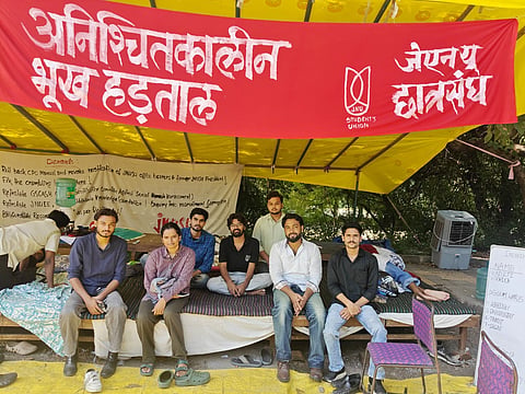 एक ओर छात्र 13 मांगों पर ठोस बातचीत और खासकर रस्टिकेशन व CPO मैनुअल की वापसी पर अड़े हैं, दूसरी ओर प्रशासन की ओर से अब तक कोई औपचारिक समाधान सामने नहीं आया है। 