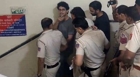 19 अक्टूबर को SEM कोर्ट में पेशी के दौरान दिखे सौरव दास और आशुतोष रांका 