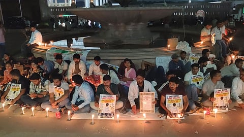 डॉक्टरों का कहना है कि एमबीबीएस, इंटर्नशिप और दो वर्ष की अनिवार्य बॉन्ड सेवा समान है और सीएचसी/पीएचसी पर काम भी तुलनीय है। फिर भी उन्हें केवल ₹50,000 से ₹65,000 प्रतिमाह का निश्चित मानदेय मिलता है।