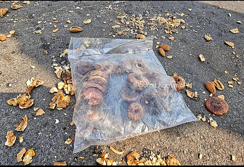 Expensive dry fruits strewn on roads after the carts were overturned by the staff of Lucknow Nagar Nigam. 
