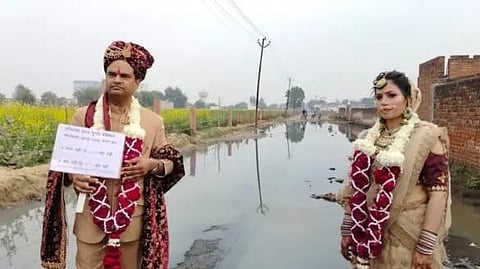 Bhagwan Sharma and his wife celebrating their 17th wedding anniversary, staged a unique protest.