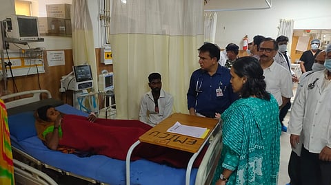  The Secretary-in-Charge Anandi visited MB Hospital, where patients affected by the contaminated water are being treated. 