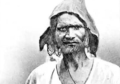 Tantya Bhil is described very negatively as a criminal in the British-era accounts, but is recognized by Indians as a heroic figure. Accounts of both eras have described him as an "Indian Robin Hood". 