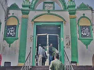 The work is expected to be completed within three to four days, restoring the mosque’s outer walls to their former glory. 