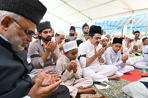 Karnataka Ministers wear black bands to protest against Waqf bill 