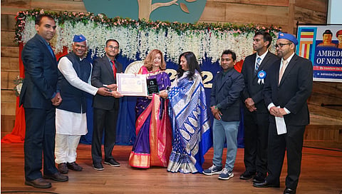 Mrs. Sujata Wahane accepted the Savitrimai Phule International Award award on Shital Sathe’s behalf.