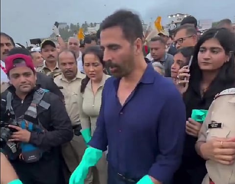 Organized by Amruta Devendra Fadnavis's Divyaj Foundation, the event saw participation from prominent figures like Akshay Kumar, who stressed that cleanliness is a shared responsibility, not just the government’s. 