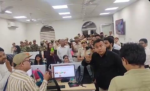  A large contingent of police and paramilitary personnel arrived at the news agency’s office. Employees were not given time to even collect their belongings or hear from management.  