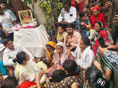 A party delegation from the Ghaziabad District Committee visited the family at their residence in Khoda Colony.