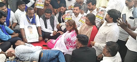 MP Varsha Gaikwad met Sahil's parents and assured them of firm support in their fight for justice. Darshan Solanki's father was also present on this occasion.  