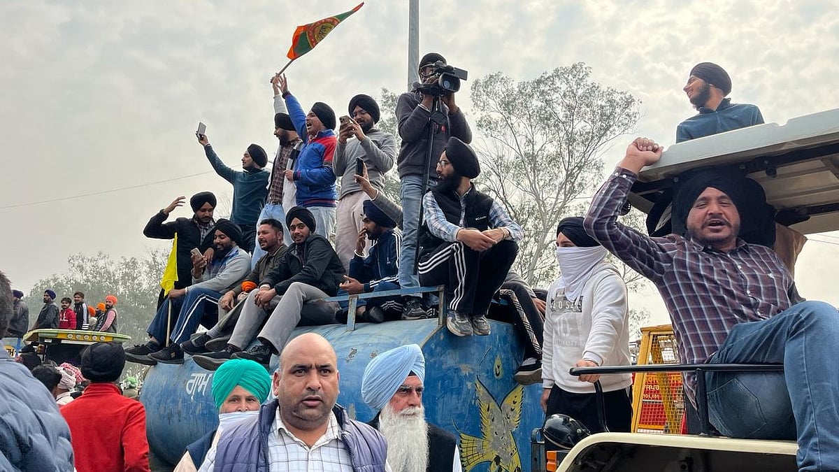  किसान आंदोलन के दौरान, हमारे देश के किसान राष्ट्रीय राजधानी की ओर जाने वाले राजमार्गों पर एक वर्ष से अधिक समय तक डटे रहे और 700 से अधिक जानें गंवाईं। 